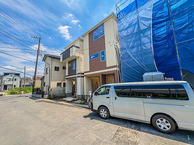 【現地外観】家族の温かさと陽光の暖かさ、楽しい毎日と明るい未来を予感させる「空間が織り成すひとつ先の住み心地」を演出します。