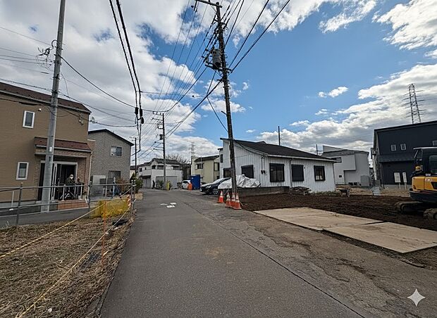【前面道路】家の前をまっすぐの通りが走っている。クルマは少なく、人々は毎朝、ウォーキング、ジョギング、犬の散歩など、フリーな朝時間を過ごしている。