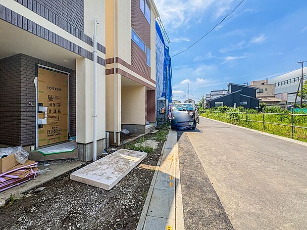 【前面道路6m】車の通行が少ないので、静かな住環境を維持することができます。