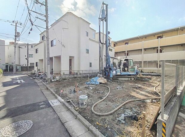 2号棟【外観】こちらの物件が少しでも気になるようでしたら、お気軽にお問合せください。人生でいちばん大きなお買い物ですので、ゆっくりご見学ください。ネット上の画像と実際の見学では、リアル感がま…