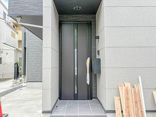 【玄関】家の顔となる玄関は、高いデザイン性が求められます。高級感と断熱性、防犯性に優れた玄関ドアを標準装備。ピッキング対策のセキュリティサムターン等、防犯に考慮しました。