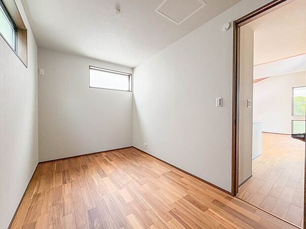 1号棟【子供部屋5帖】お子様のお部屋にぴったりなクロークを備えたフローリング仕様の洋室です。