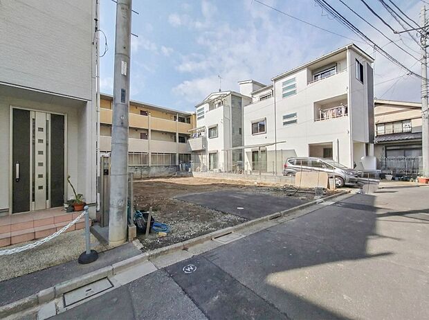 1号棟【前面道路4ｍ】家の前をまっすぐの通りが走っている。クルマは少なく、人々は毎朝、ウォーキング、ジョギング、犬の散歩など、フリーな朝時間を過ごしている。