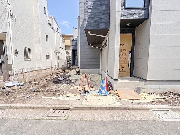 1号棟【前面道路4m】家の前をまっすぐの通りが走っている。クルマは少なく、人々は毎朝、ウォーキング、ジョギング、犬の散歩など、フリーな朝時間を過ごしている。