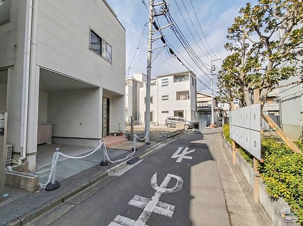 1号棟【前面道路4m】車の通行が少ないので、静かな住環境を維持することができます。