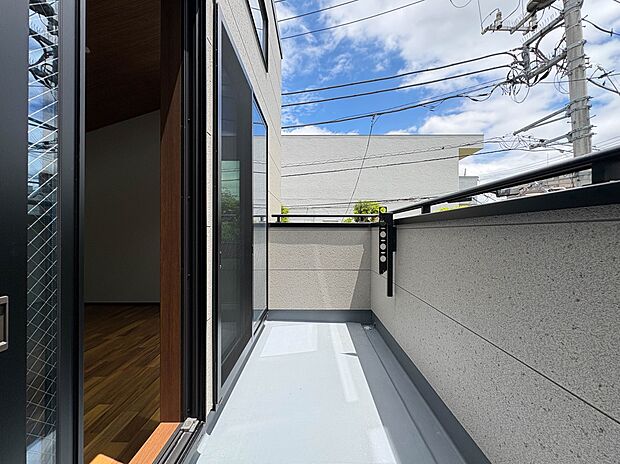 1号棟【バルコニー】バルコニーから差し込む陽光・通風は、住環境・快適性と共に有り続ける貴重な「財産」です。