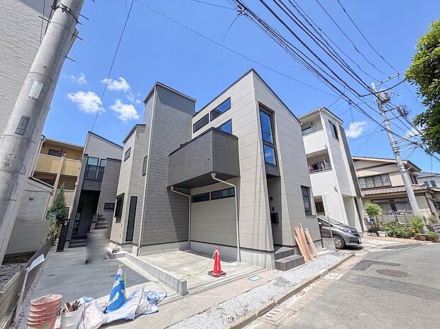 【駐車場】日々の暮らしにマイカーが必要。そんな方は物件の購入条件に駐車場は必須です。通勤に、家族のお迎えに、お買物に、おでかけに、クルマライフを楽しみたい方に。