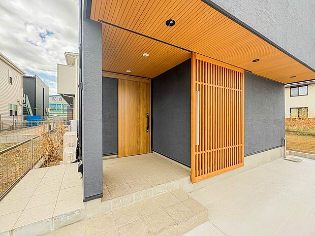 【玄関】家の顔となる玄関は、高いデザイン性が求められます。高級感と断熱性、防犯性に優れた玄関ドアを標準装備。ピッキング対策のセキュリティサムターン等、防犯に考慮しました。