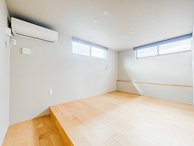 【寝室7帖】シンプルな内装はおしゃれのポイントです。シンプルは華美より飽きがこないからです。色や模様でおしゃれ感をだす。それがシンプルイズビューティーです。