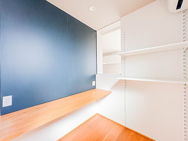 【子供部屋5帖】お子様のお部屋にぴったりなクロークを備えたフローリング仕様の洋室です。