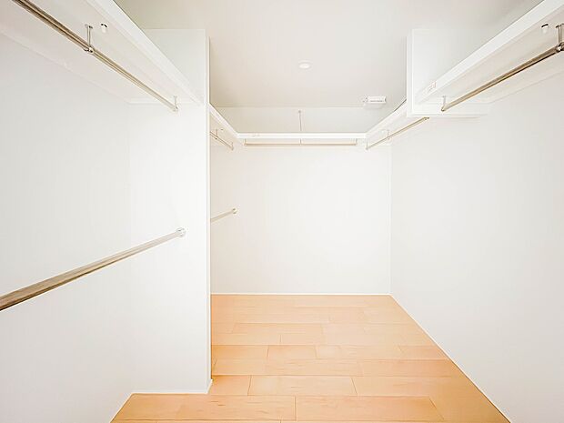 【WIC（ウォークインクローゼット）】  たくさんの洋服をかけてもシワになりにくいウォークインクローゼット。洋服以外にも、普段使わない家電やスーツケース、ストック品など何でも片付く嬉しい空間…