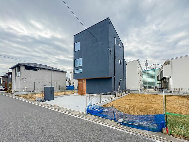 【外観】家族の温かさと陽光の暖かさ、楽しい毎日と明るい未来を予感させる「空間が織り成すひとつ先の住み心地」を演出します。