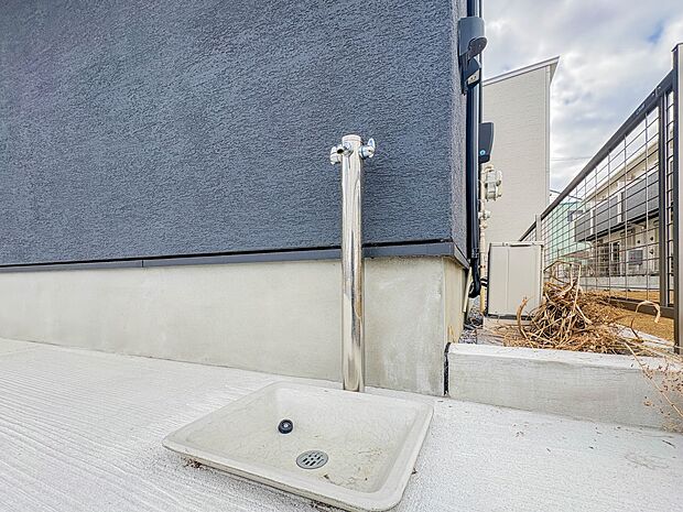 【外水栓】お庭への水撒きや車の洗車、家の外壁の掃除などに利用できる、あると便利な外水栓。