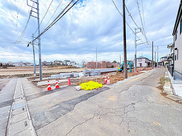 【前面道路】陽当りや通風性など各所に施された工夫で住みやすさを実現。部屋の大きさや周辺環境・街並など、資料には掲載していない情報が現地にはたくさんございます。是非ご確認下さい。