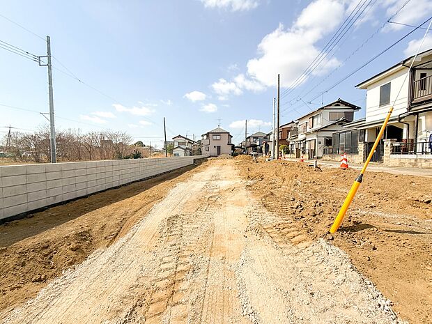 1号棟【外観】堂々たる趣ながら、主張し過ぎずどこか余裕を感じさせるシャープなフォルムで佇む邸宅は、晴天の空と照らし合わせる事で、本来あるべき完成形の姿を見せてくれます。