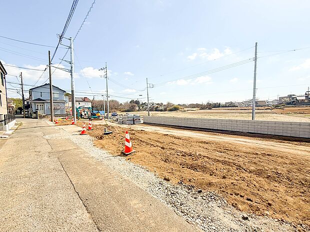 1号棟【前面道路4M】家の前をまっすぐの通りが走っている。クルマは少なく、人々は毎朝、ウォーキング、ジョギング、犬の散歩など、フリーな朝時間を過ごしている。