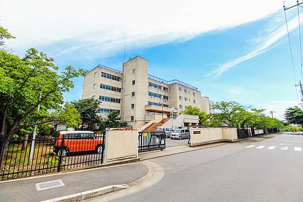 中学校 582m 柏陽中学校(私たちの学校は生徒が地域の行事を支える地域ボランティア活動、交通安全を願い継続している折鶴運動などさまざまな活動に積極的に取り組んでいます。若い想い。自主力を養…