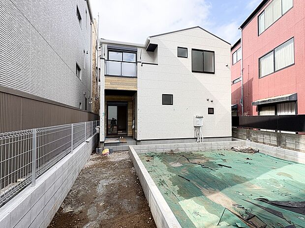 【外観】こちらの物件が少しでも気になるようでしたら、お気軽にお問合せください。※奥の白い物件です。