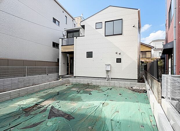 【外観】堂々たる趣ながら、主張し過ぎずどこか余裕を感じさせるシャープなフォルムで佇む邸宅は、晴天の空と照らし合わせる事で、本来あるべき完成形の姿を見せてくれます。※奥の白い物件です。