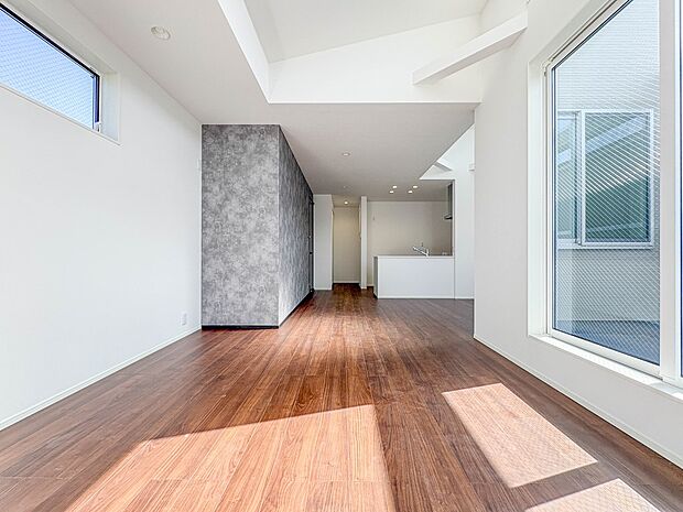 【LDK】バルコニー側からの採光が確保されているため、陽当りの良いスペースです。