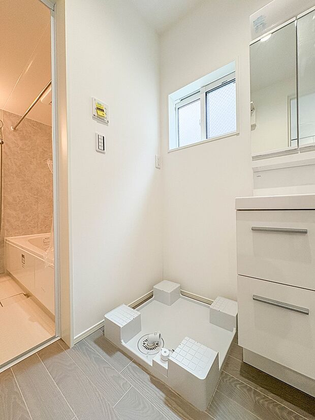 【ランドリースペース】毎日使う洗濯機。しっかりと奥行きのある置き場が確保されています。