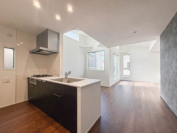 【LDK】キッチンからダイニングやリビングで過ごす家族の様子を見ることが可能です。