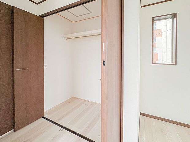 【CL(クローゼット）】  壁面クローゼットのメリットは、衣類が横一列に並ぶためひと目で洋服が選びやすいこと。衣類をたくさんお持ちの方も、限られたスペース内に無理なく収納することができます。…