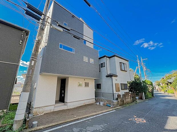 家の前は美しい通りになっていますが、クルマが比較的少なく。家のまわりで遊ぶお子さまも安心です。