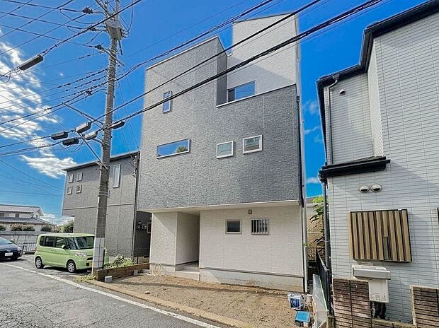 【外観】ここから始まる「日常」はご家族にとってかけがえのない時間となります。少しでも豊かに、快適に。そんな想いから本邸宅は生まれました。　