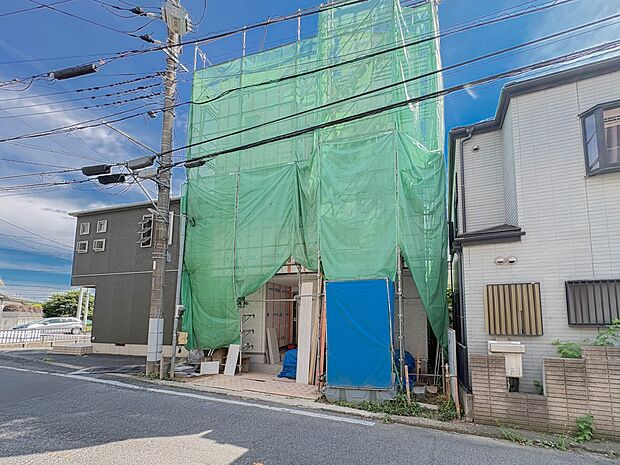家の前は美しい通りになっていますが、クルマが比較的少なく。家のまわりで遊ぶお子さまも安心です。