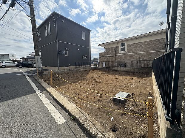 家の前は美しい通りになっていますが、クルマが比較的少なく。家のまわりで遊ぶお子さまも安心です。