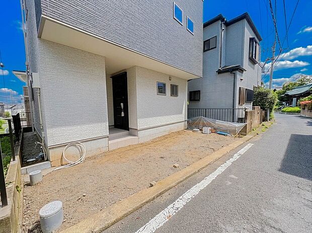 【駐車場】毎日の生活にマイカーが必須という方は、購入を検討する際、駐車場があることは大事な条件です。毎日の通勤や家族の送迎、買い物やお出かけなどクルマのある暮らしを満喫したい方は要チェック。…