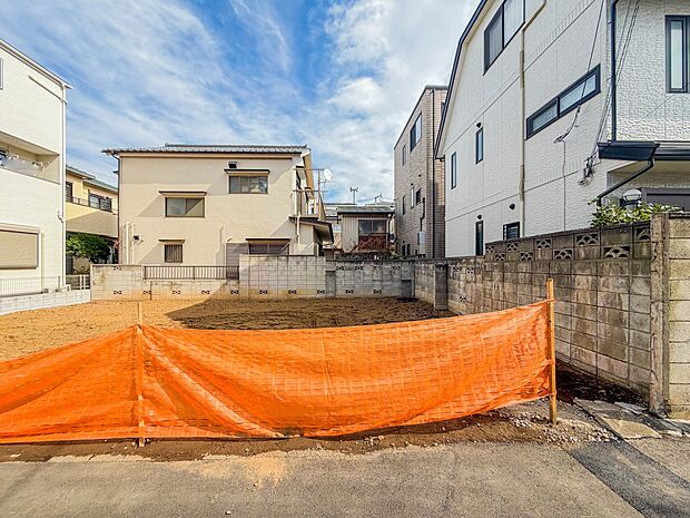 【外観-B号棟-】冷暖房効率が丁度いい17.62帖（パントリー含む）の家族ルームと大型パントリーが魅力のB号棟。