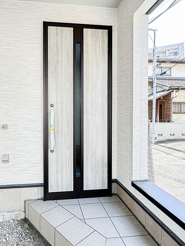 【玄関】ここから始まる「日常」はご家族にとってかけがえのない時間となります。少しでも豊かに、快適に。そんな想いから本邸宅は生まれました。