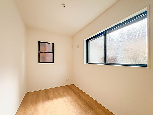 【今どきのこども部屋】 昨今のトレンドになりつつあるのが、広過ぎず、快適すぎない子ども部屋。勉強と寝るだけの部屋にすることで閉じこもりがなくなり、リビングで過ごす時間が増えると言われていま…