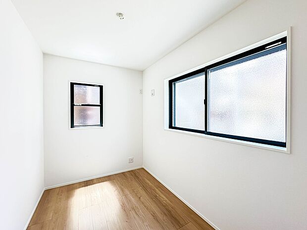 【今どきのこども部屋】 昨今のトレンドになりつつあるのが、広過ぎず、快適すぎない子ども部屋。勉強と寝るだけの部屋にすることで閉じこもりがなくなり、リビングで過ごす時間が増えると言われていま…