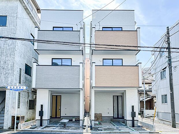 2号棟【外観】こちらの物件が少しでも気になるようでしたら、お気軽にお問合せください。人生でいちばん大きなお買い物ですので、ゆっくりご見学ください。ネット上の画像と実際の見学では、リアル感がま…