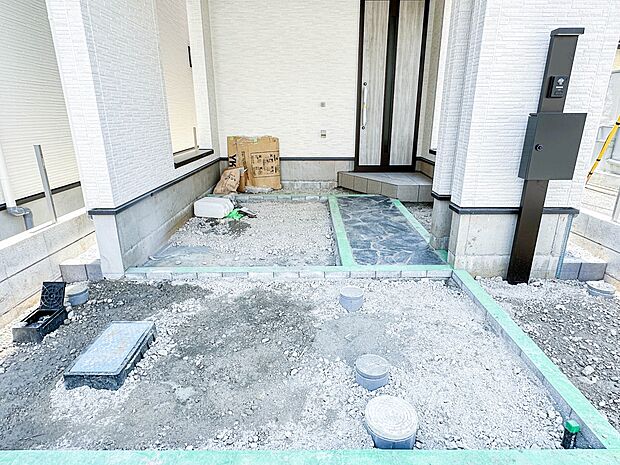 【駐車場】毎日の生活にマイカーが必須という方は、購入を検討する際、駐車場があることは大事な条件です。毎日の通勤や家族の送迎、買い物やお出かけなどクルマのある暮らしを満喫したい方は要チェック!…