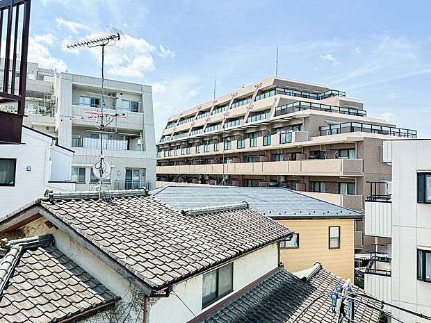 【眺望】 少し優雅に、眺望の良い部屋で新生活をしてみませんか?眺望や窓からの景色が良いと、家で過ごす時間も快適です。