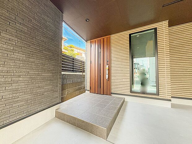 A号棟【玄関】家の顔となる玄関は、高いデザイン性が求められます。高級感と断熱性、防犯性に優れた玄関ドアを標準装備。ピッキング対策のセキュリティサムターン等、防犯に考慮しました。