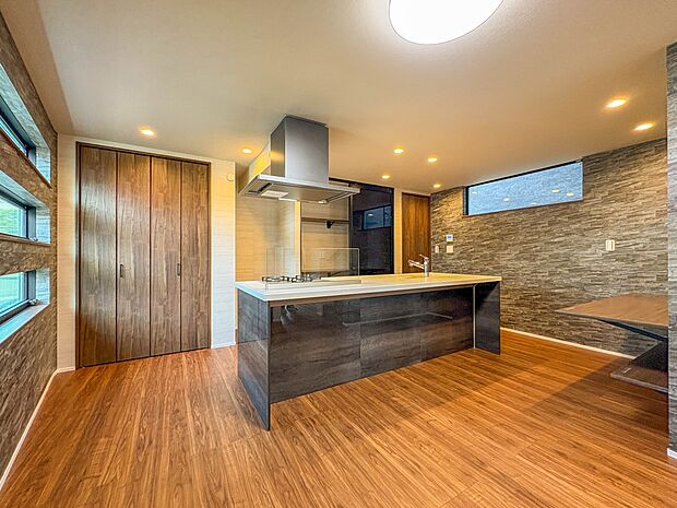 【キッチン】ナチュラルな自然光の中での調理。会話が弾む対面型キッチン。お洒落な食器類を余裕で収納できるスペース。動きやすい女性目線のキッチン動線。これからはお料理をつくる時間が劇的に変わりま…