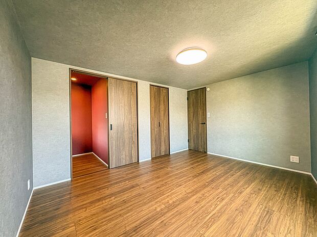 A号棟【寝室8帖】シンプルな内装はおしゃれのポイントです。シンプルは華美より飽きがこないからです。色や模様でおしゃれ感をだす。それがシンプルイズビューティーです。