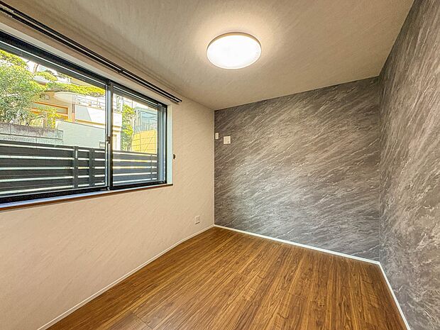 A号棟【洋室4.7帖】自然光の明るい空間でお子様と遊べます。