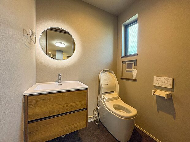 【トイレ】ウォシュレット付。快適で衛生的な洗浄機能付温水シャワートイレです。