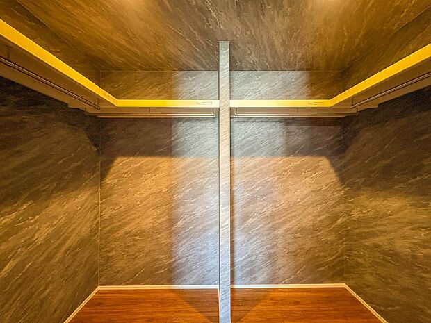 【WIC(ウォークインクローゼット)】 たくさんの洋服をかけてもシワになりにくいウォークインクローゼット。洋服以外にも、普段使わない家電やスーツケース、ストック品など何でも片付く嬉しい空間…