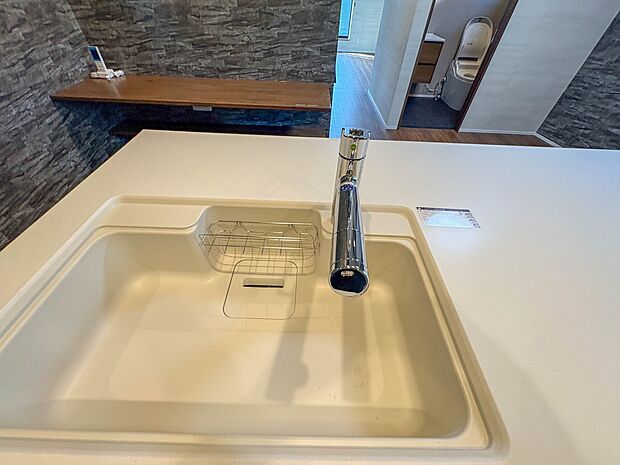 【浄水器一体型混合水栓】 一つの蛇口で「原水(水道水)」「シャワー」「浄水」を切り替えられる、浄水器を内蔵した混合水栓です。浄水は、水栓本体の首部分に付属のカートリッジをセットして使用しま…