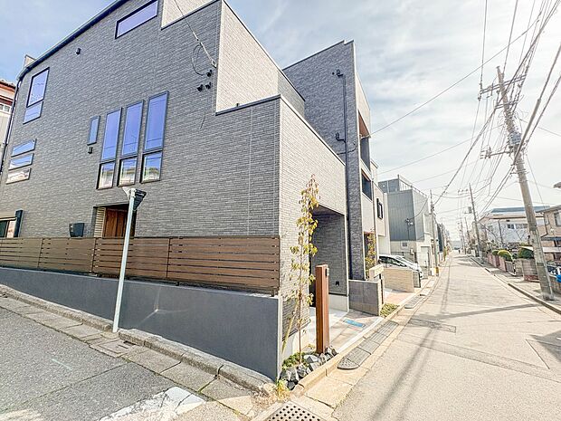 【前面道路5.8m】家の前をまっすぐの通りが走っている。クルマは少なく、人々は毎朝、ウォーキング、ジョギング、犬の散歩など、フリーな朝時間を過ごしている。