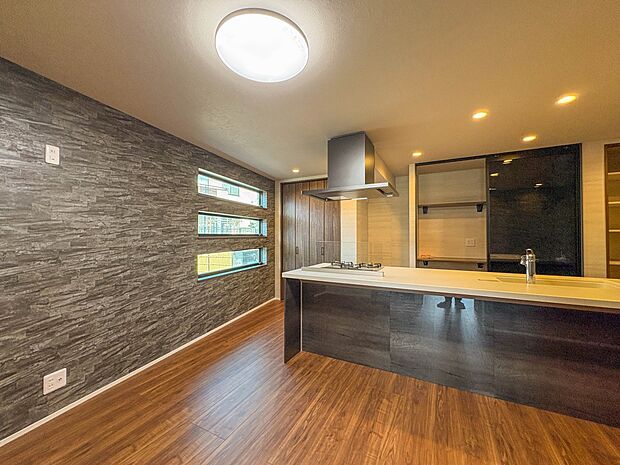 A号棟【LDK22帖】会話でホッとコミュニケーションできるリビング。料理でホッとハピネスになるキッチンなど。人をホッとさせる最新設備・仕様を採用しています。