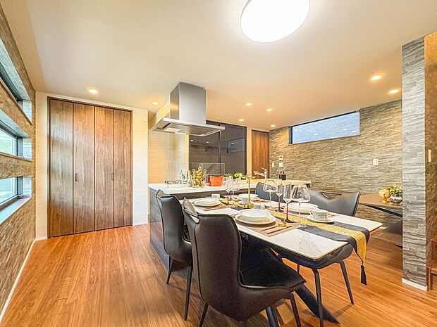 A号棟【LDK22帖】忙しい朝でも家族揃って食事をしたいゆとりあるダイニングスペース。