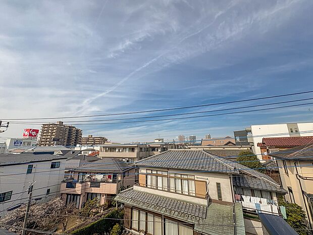 【眺望】朝の澄んだ空気や、夕方に吹く清々しい風を五感で感じられるバルコニー。